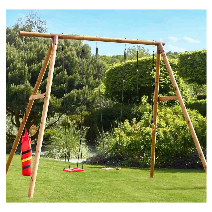 Portique en bois avec sac de boxe