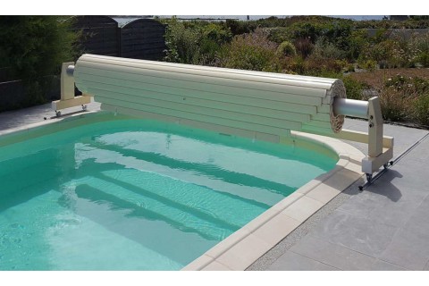 volet roulant deplacable pour piscine octogonale allongee 415x265cm decouvrir toutes nos couvertures de piscine sur le king store lekingstore