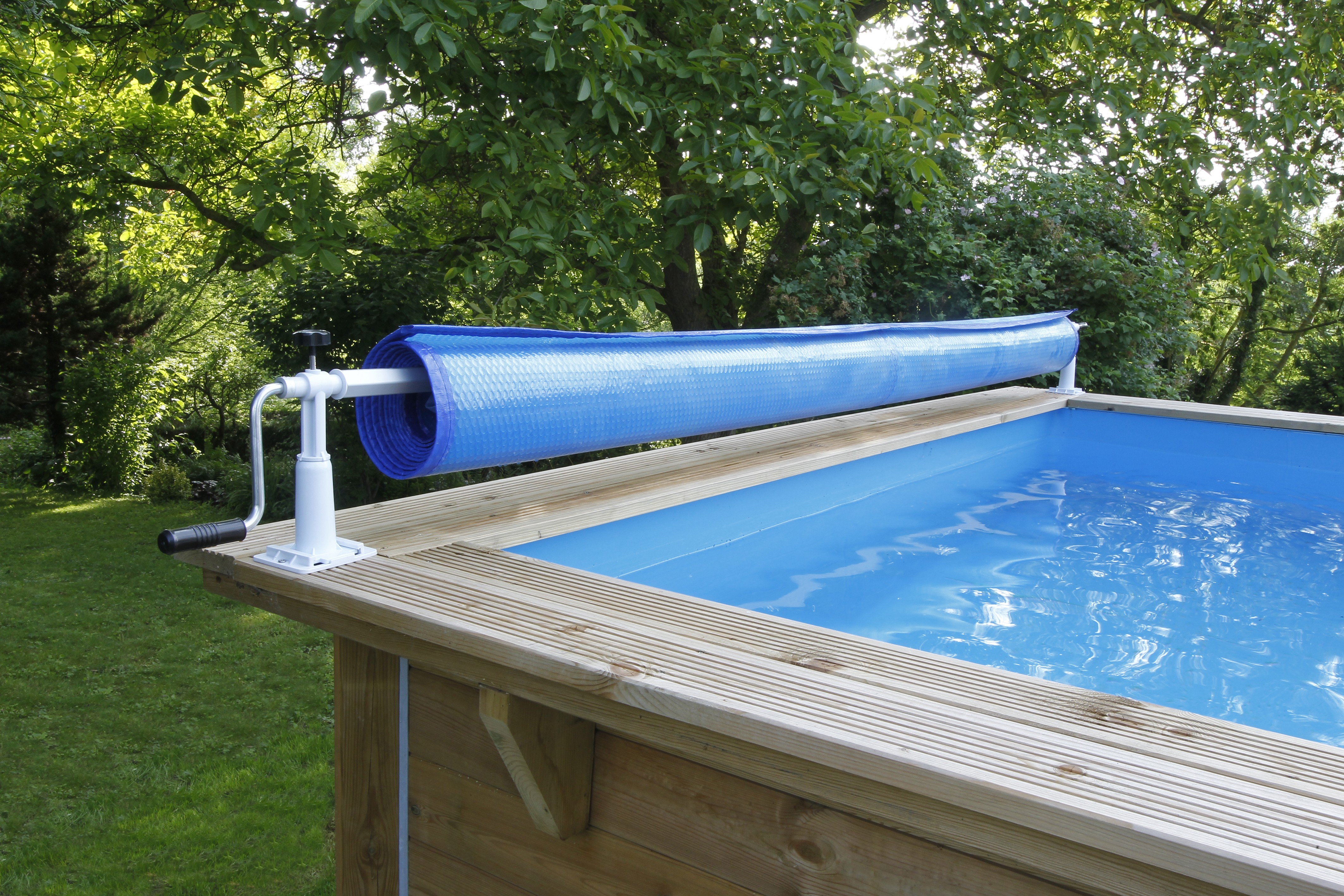 Enrouleur de bâche amovible pour piscine bois 