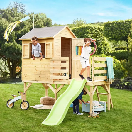 Cabane en bois sur pilotis avec toboggan pour enfants – Joséphine