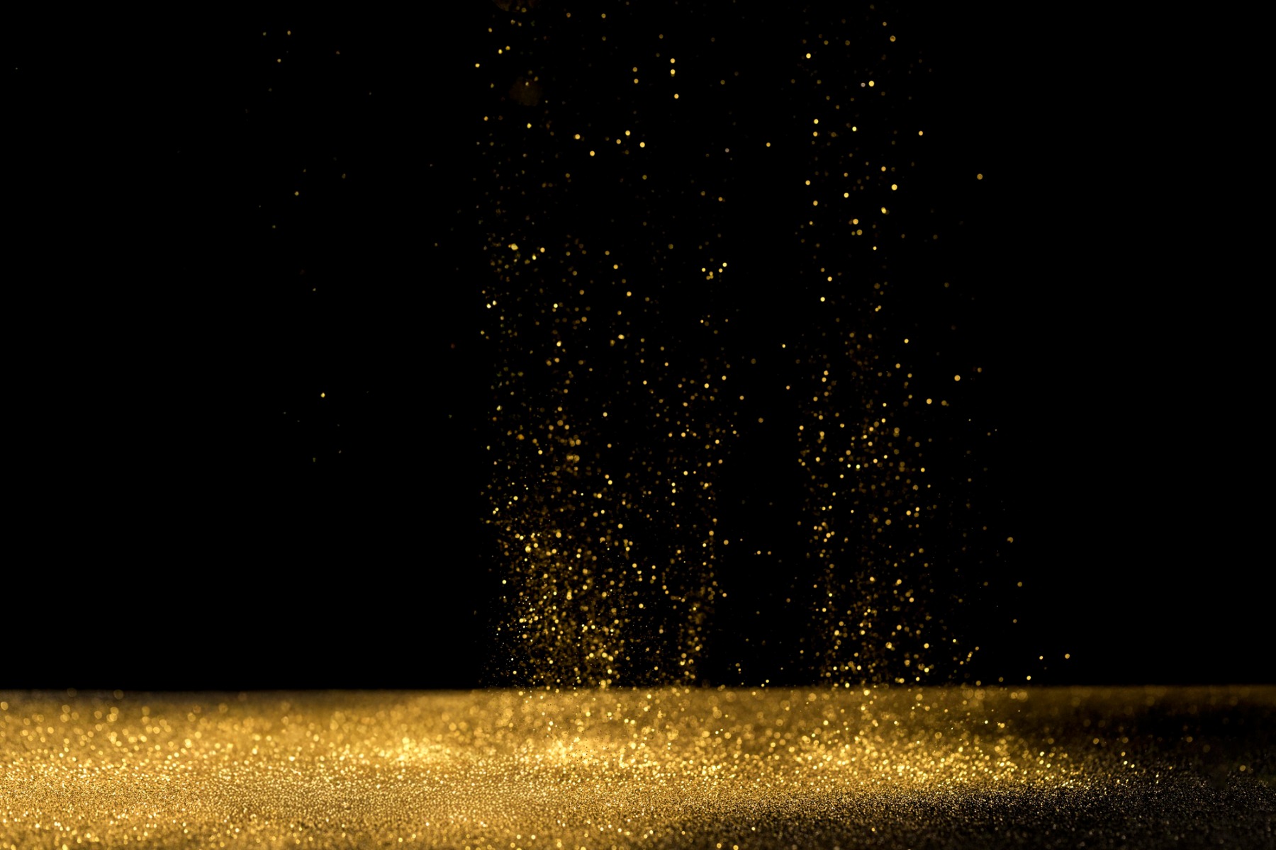 champagne-glasses-with-bokeh-lights